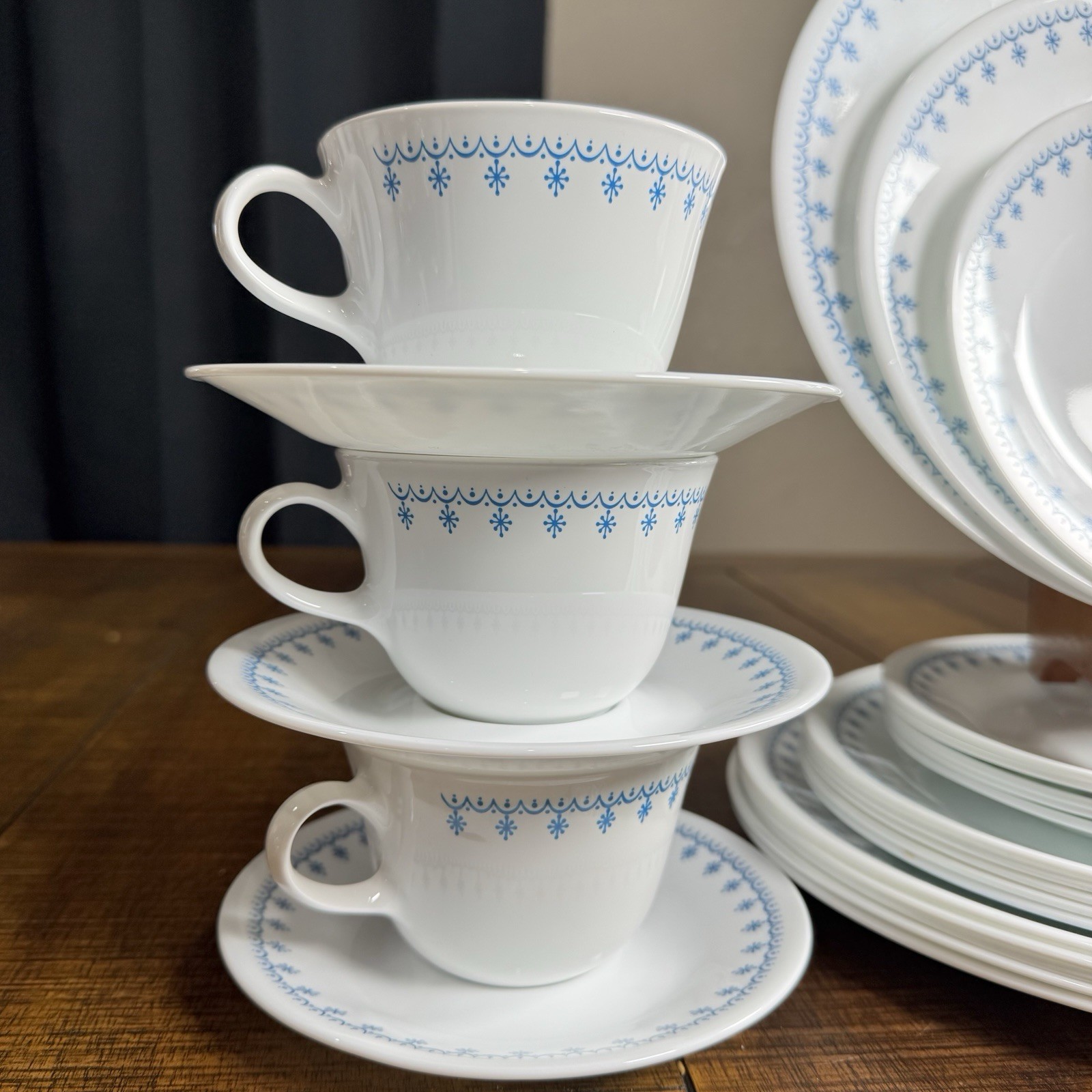 31 Pc Set Corelle SNOWFLAKE BLUE Garland Complete Service For 6 Plus Creamer Cup