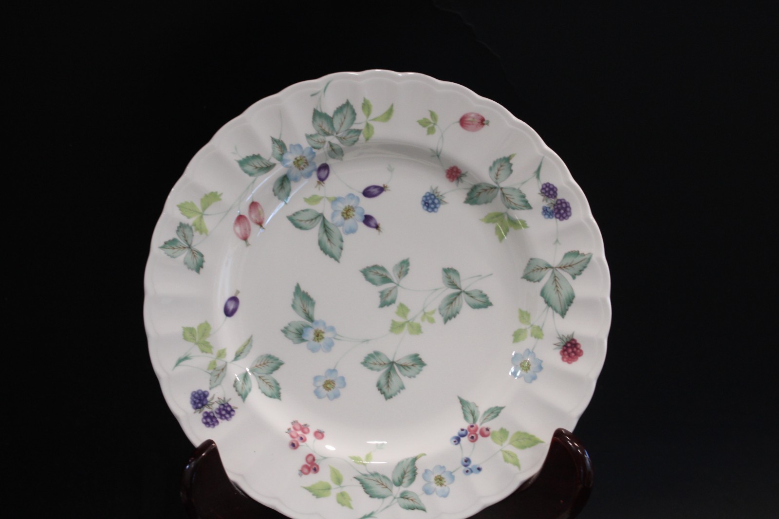 Mikasa Berry Festival 9 Salad Plates 8 3/8″
