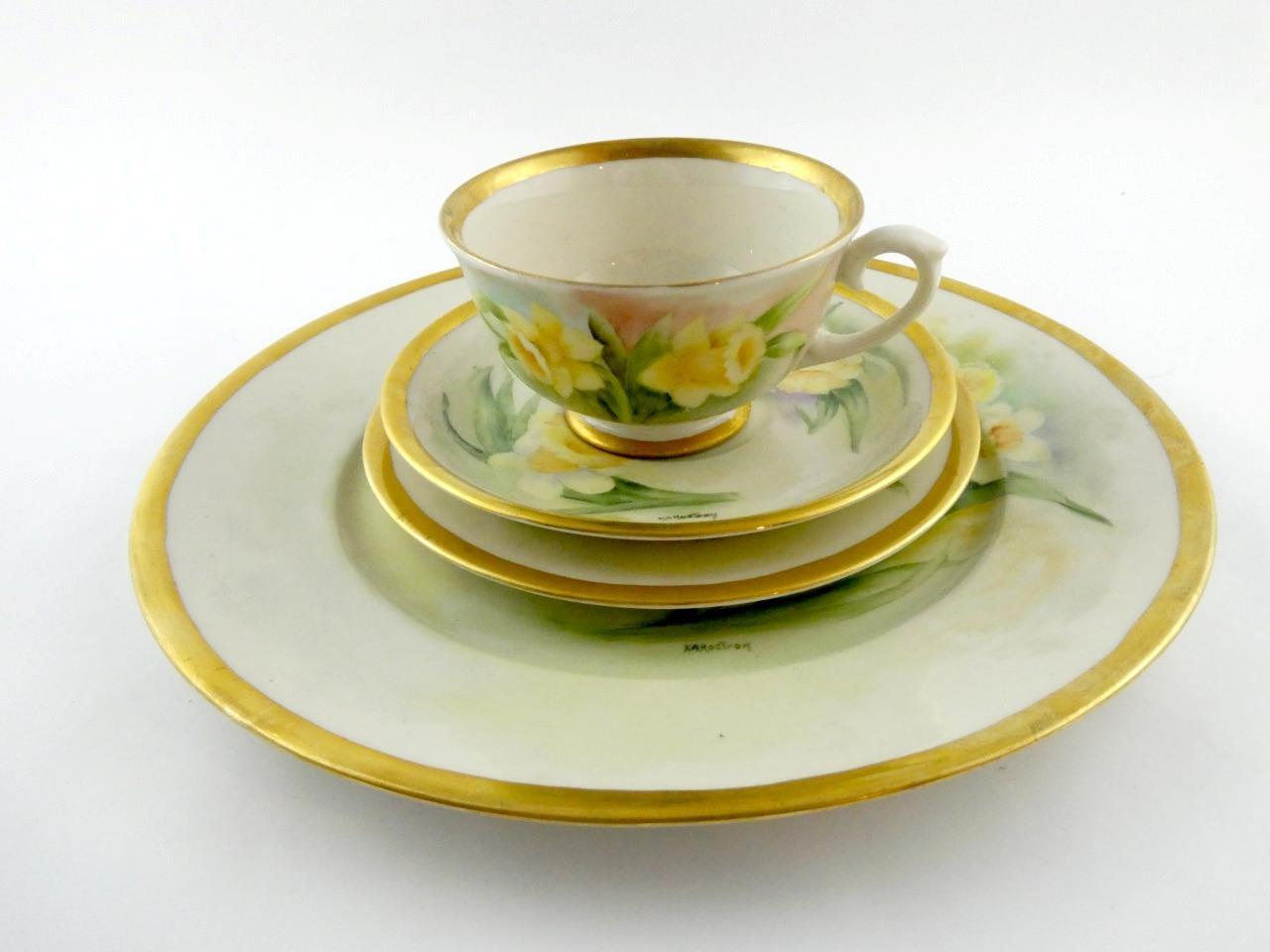 1970s Hand Painted Porcelain 4 Piece Place Setting Daffodil Flowers Signed VGOOD