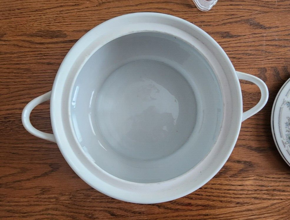 Elington Casserole 2 qt. Covered Wade Fine Porcelain White Blue Platinum Trim !
