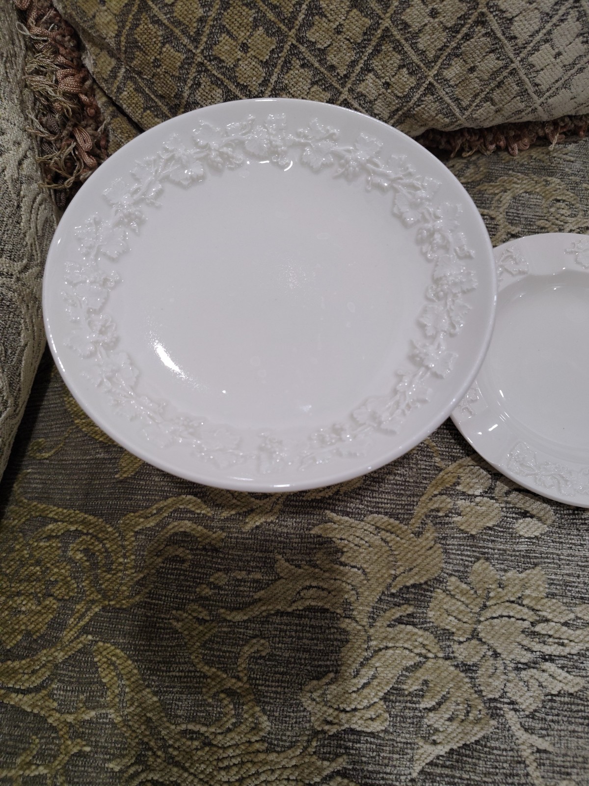 2 VTG Wedgwood Of Etruria Barlaston Queens Pedestal Compote Grapevine + Ashtray