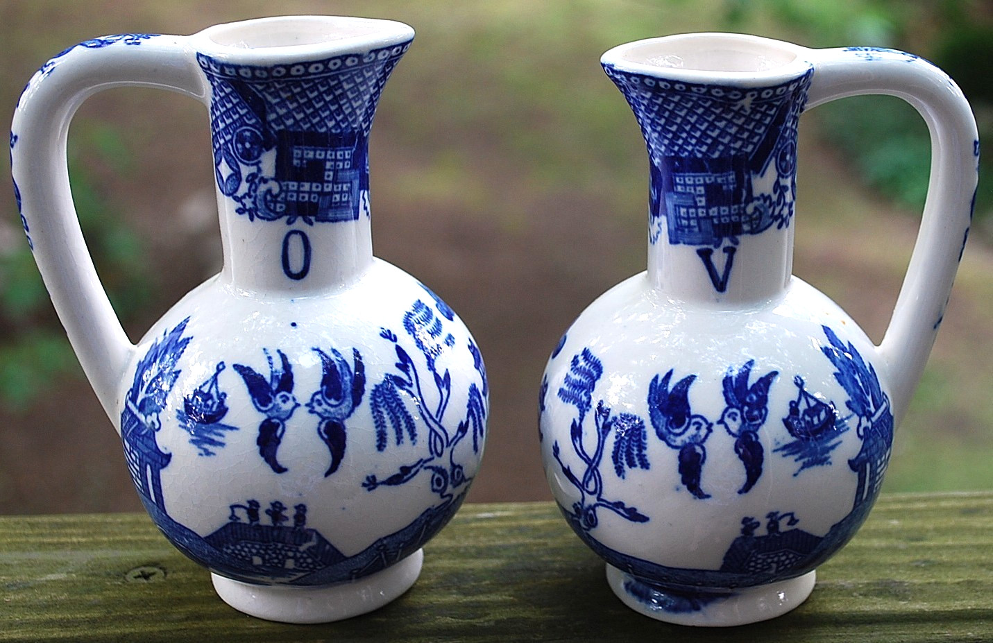 Vtg Set 2 BLUE WILLOW Oil & Vinegar Cruets OLD STYLE Japan w Label 5″ ASIAN Exc