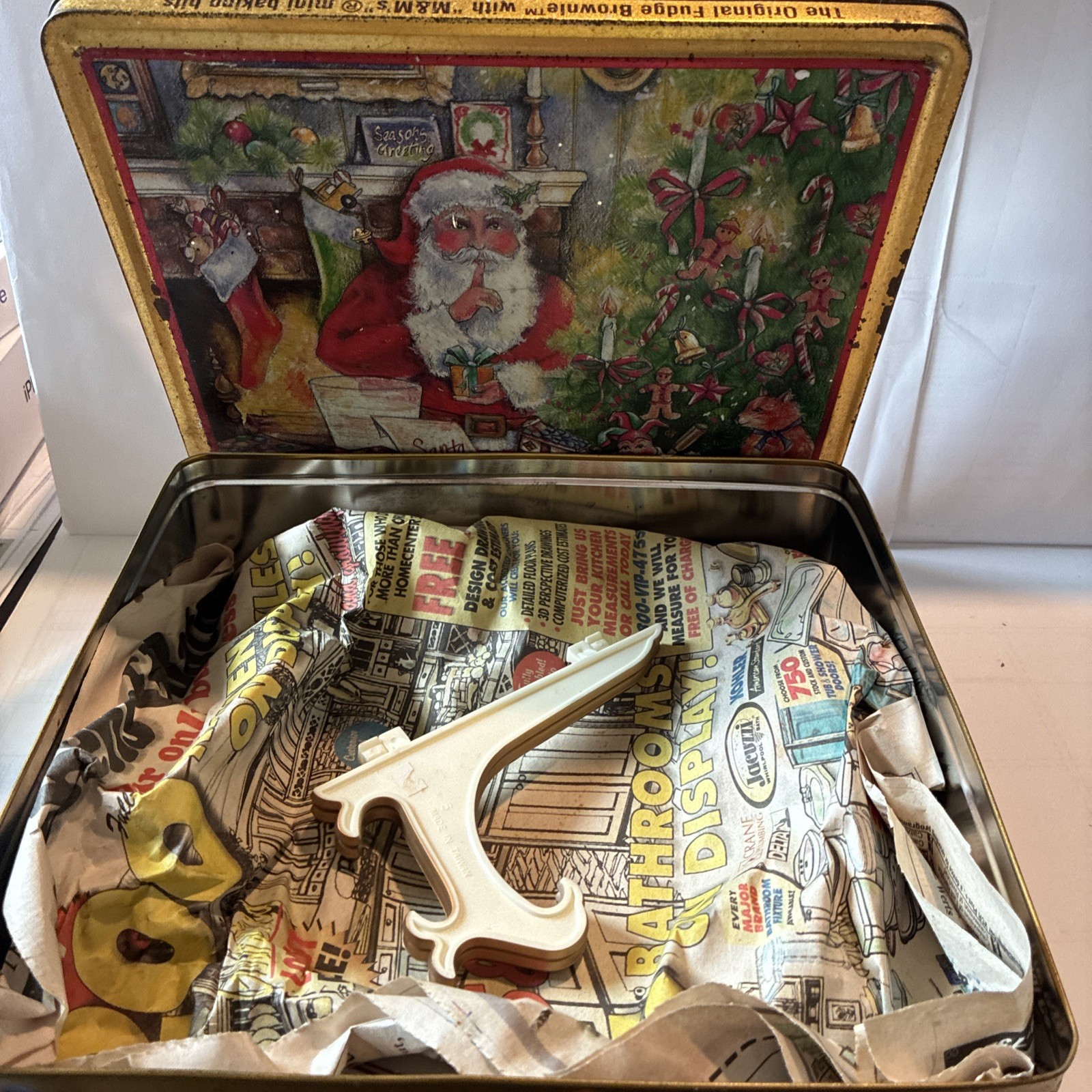 Villeroy & Boch NAIF Christmas Dinner Plate with Stand in Rare M&M Brownie Tin!