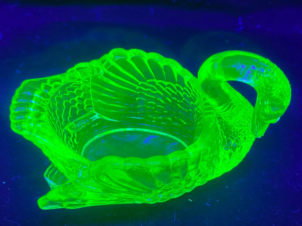 Green Vaseline uranium glass Swan / Easter eggs salt cellar dip duck dish yellow