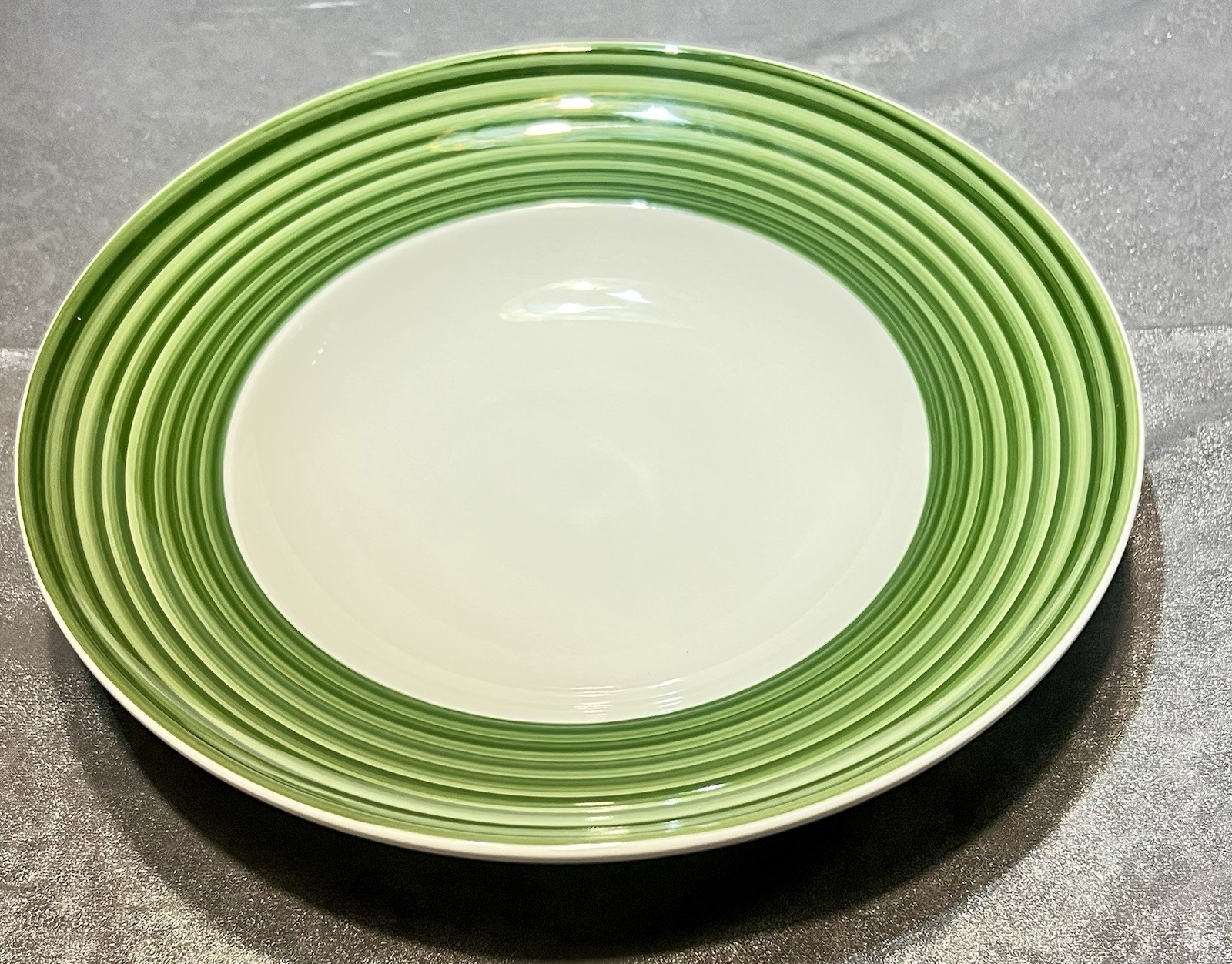 Tuxton Concentrix Cilantro Green 12” Pasta Bowl 24.5 Oz Restaurant Ware Unused