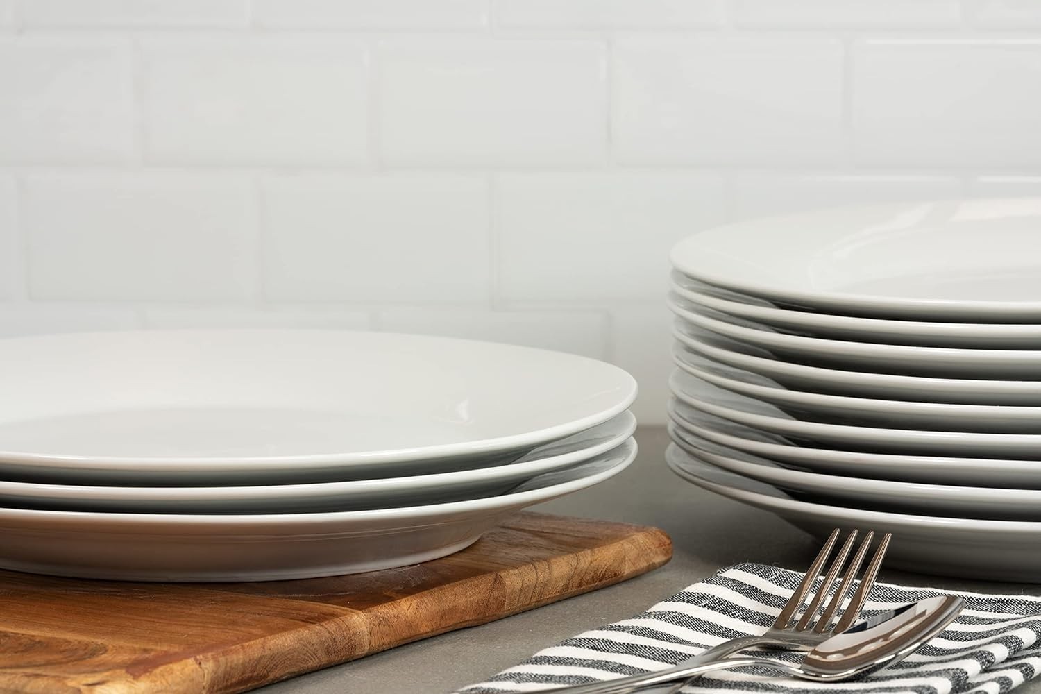 Timeless Ceramic Dinnerware: Set of 12 10.5″ Round White Plates for Home Dining