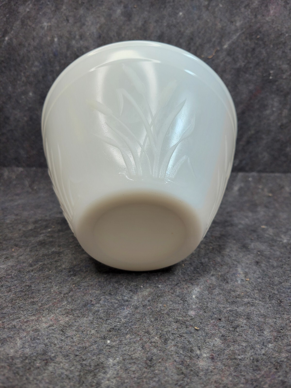 Vintage Milk Glass Raised Cattail Pattern Mixing/serving Bowl 7.5″ W×5″H