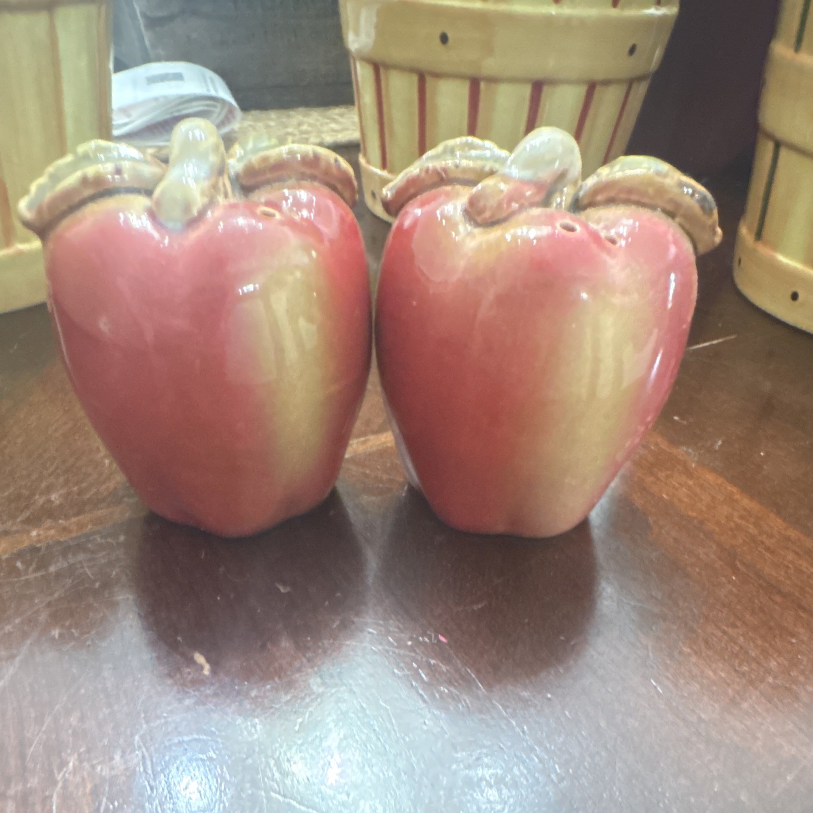 Red Apple Ceramic Salt & Pepper Shaker Set 2pc Glossy Decorative Fruit vintage