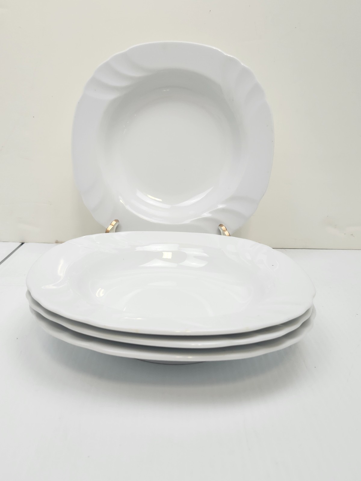 Set of 4 White Scalloped Rim Soup Bowls 8.75″ – Thick Stoneware – Unmarked