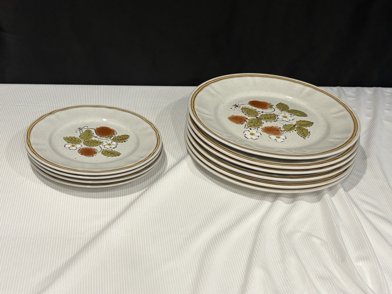 Americana Hearthside BERRIES ‘N CREAM Stoneware Dinner and Bread Plates
