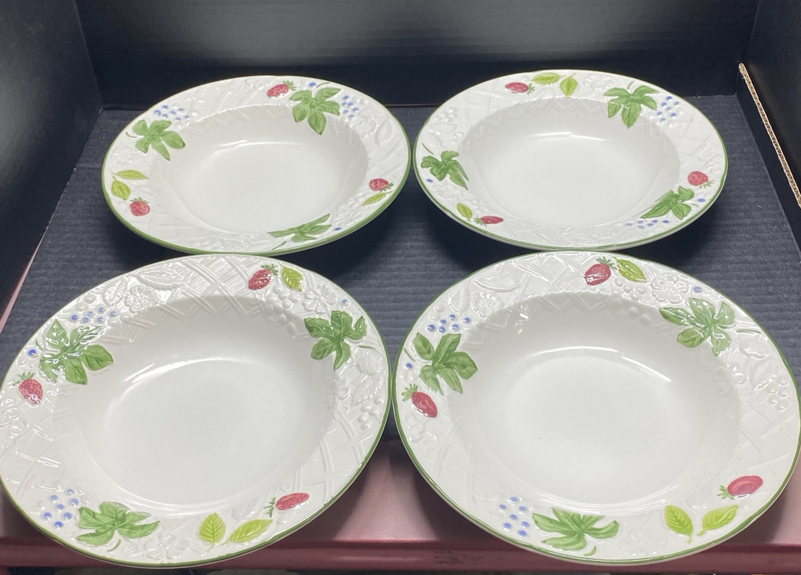Mikasa COUNTRY BERRIES Strawberry Large Rim Salad Bowls (4) & Dinner Plates (2)