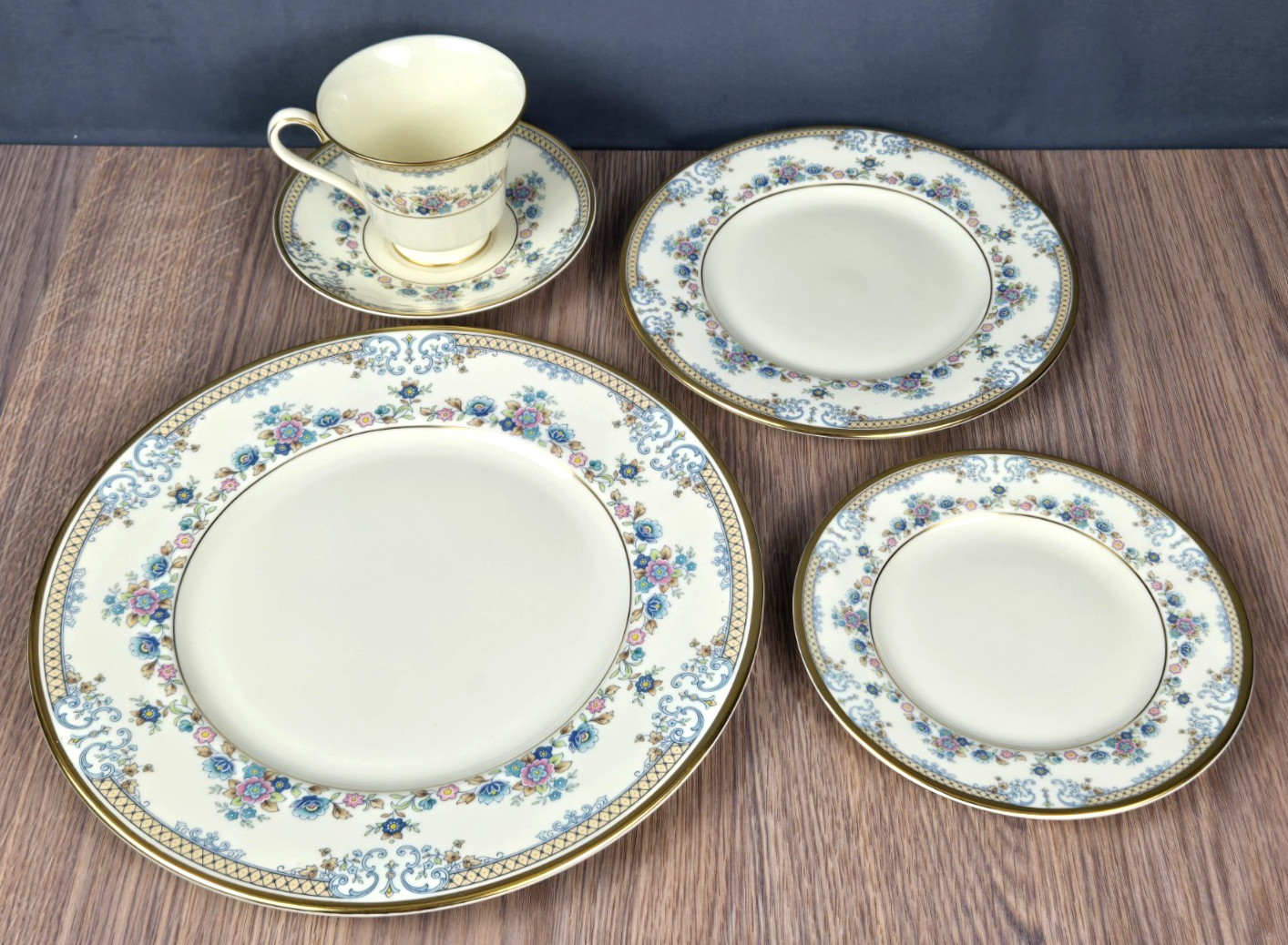 Avonlea by Minton 5 piece place setting dinner salad dessert plate cup saucer