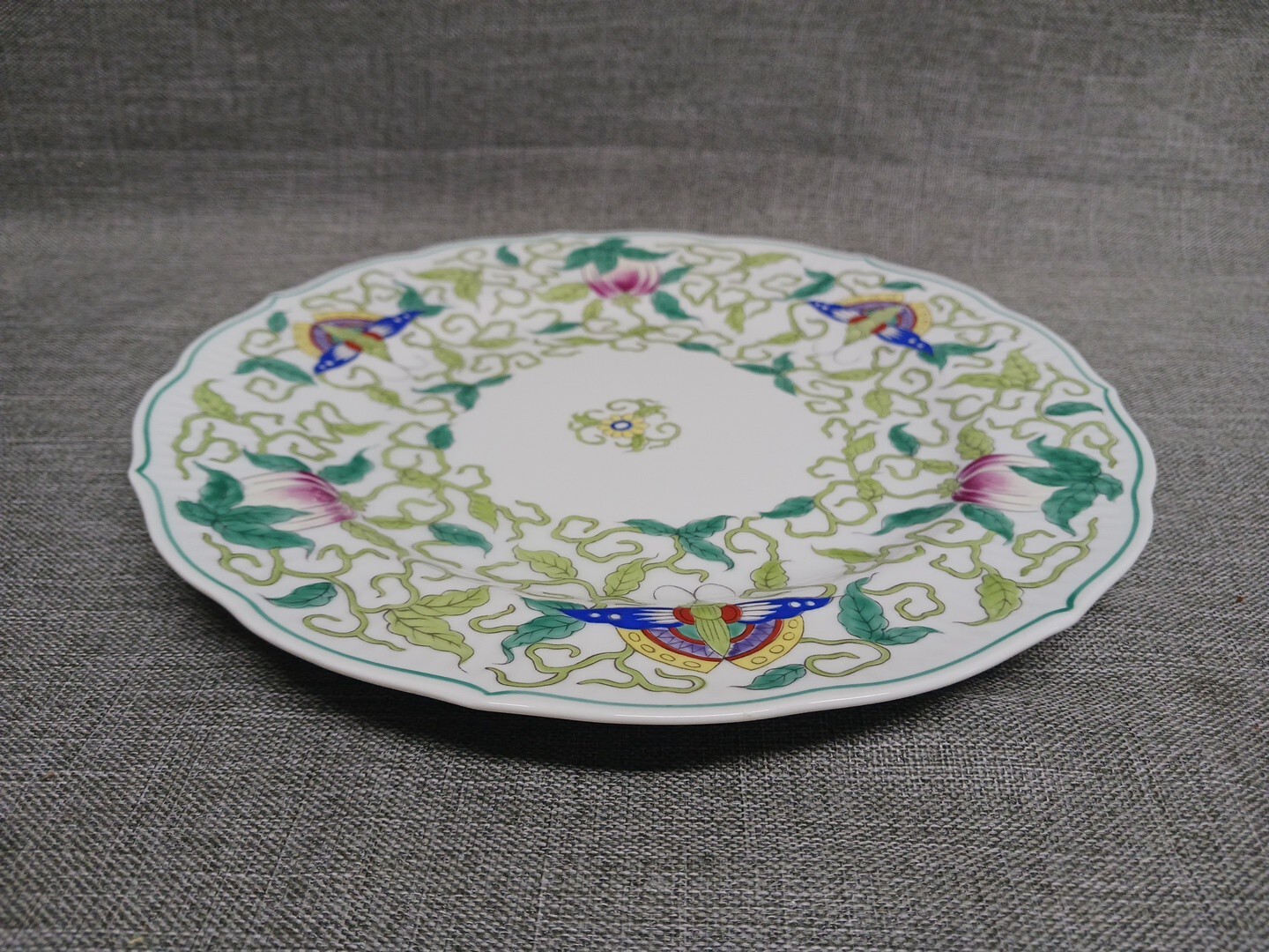 Taste Setter Collection Imperial Vine 10 3/8” Dinner Plate Vines Insects
