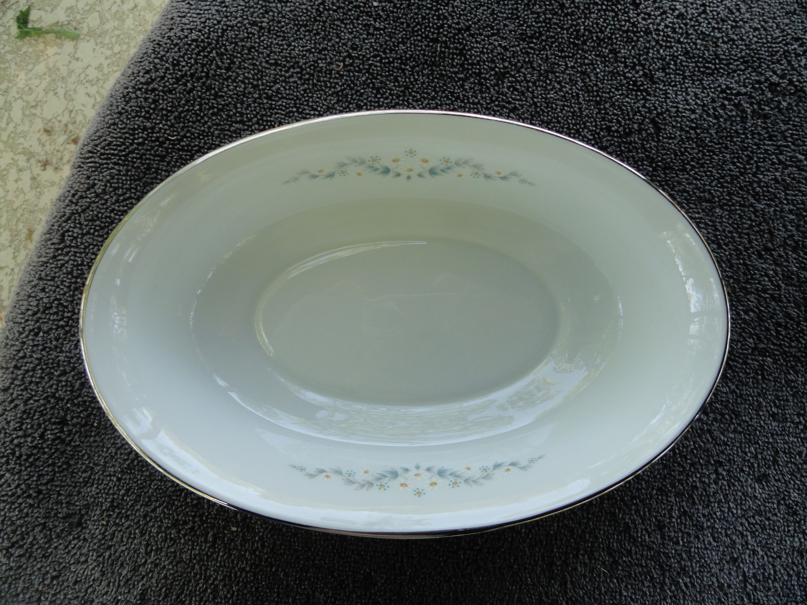 Lenox Oxford Holyoke Platinum Trim White Blue Daisies Leaves Oval Serving Bowl