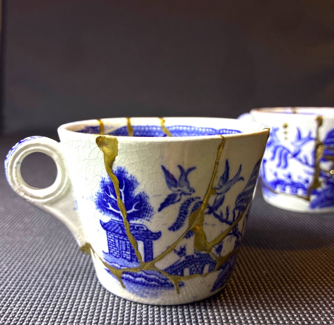 KINTSUGI WABI JAPANESE BLUE WILLOW ANTIQUE PORCELAIN 1910 SET OF 2 CUP HAND MADE