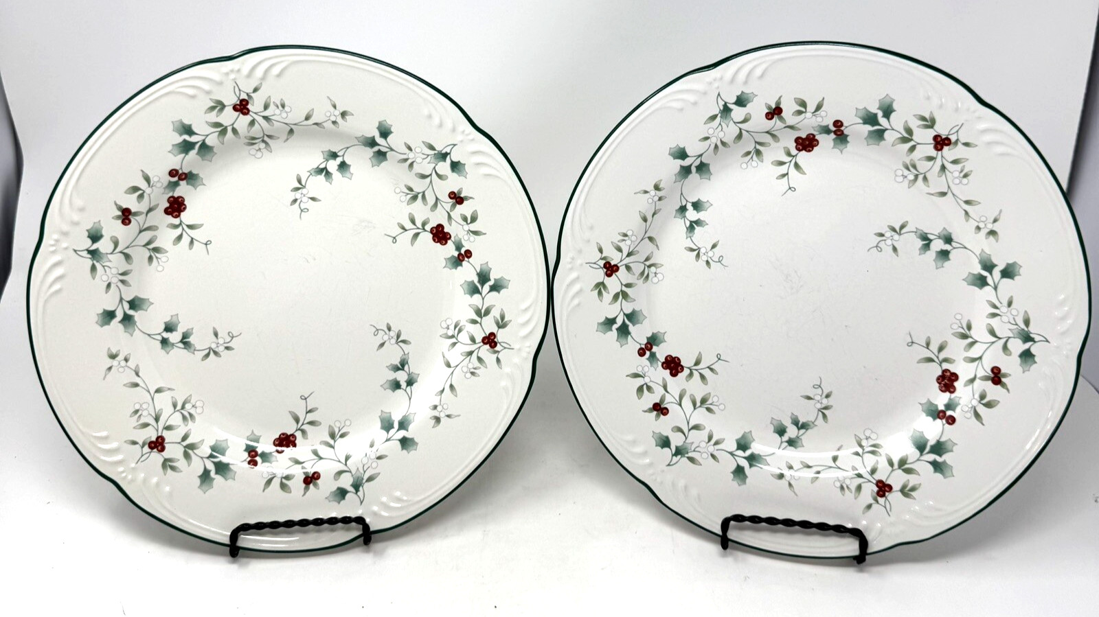 Pfaltzgraff Winterberry Dinner Plates 10 3/8″ Holly & Berries Set of 2 Plates