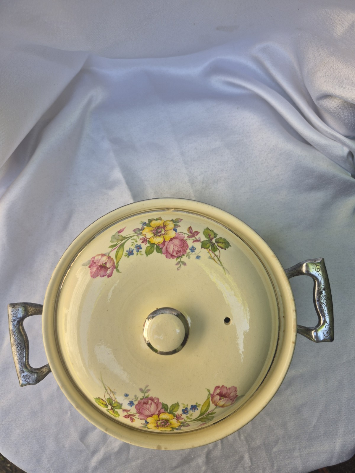 Round Floral Ceramic Casserole w/ Lid, Metal Holder Handles, Beige/Silver