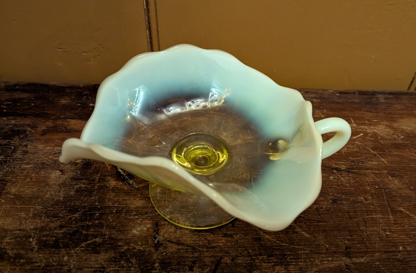 VTG Dugan LEAF RAYS Opalescent Vaseline Glass Triangular Dish Uranium Nappy