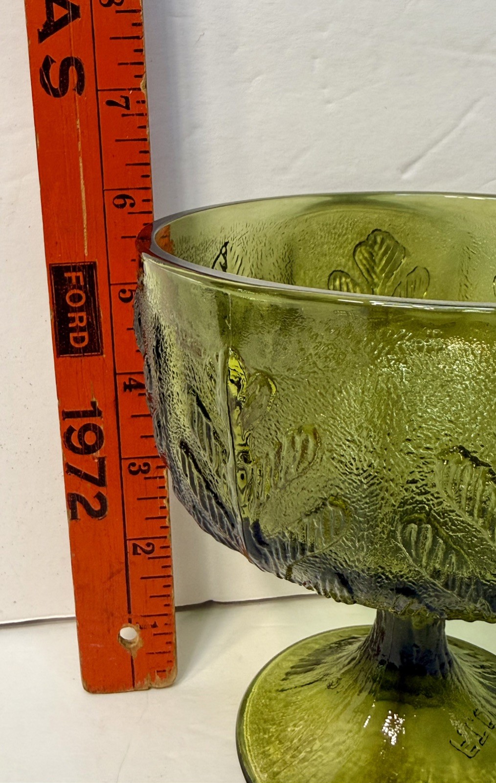 Vintage Green Glass Leaves Pattern Large Serving Pedestal Candy Dish FTD 1978
