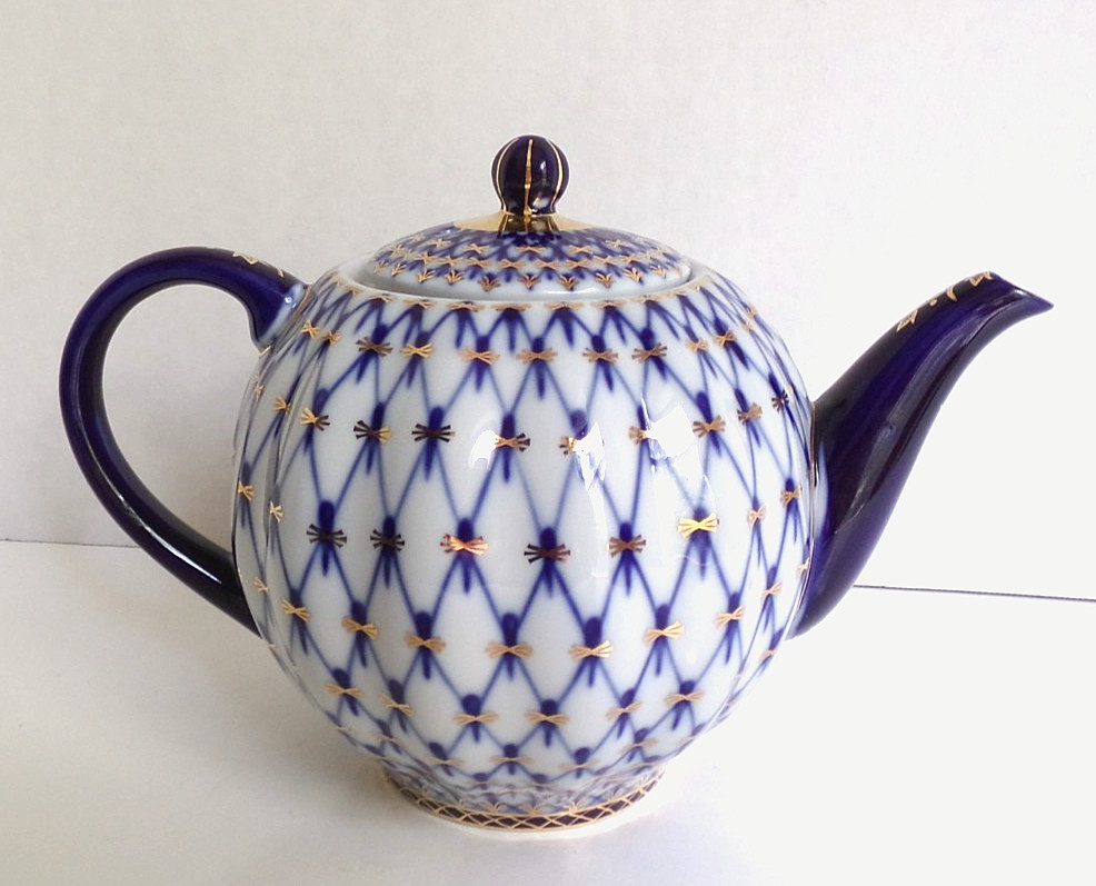 VINTAGE LOMONOSOV RUSSIAN IMPERIAL COBALT NET with GOLD PORCELAIN TEAPOT 5 1/4″