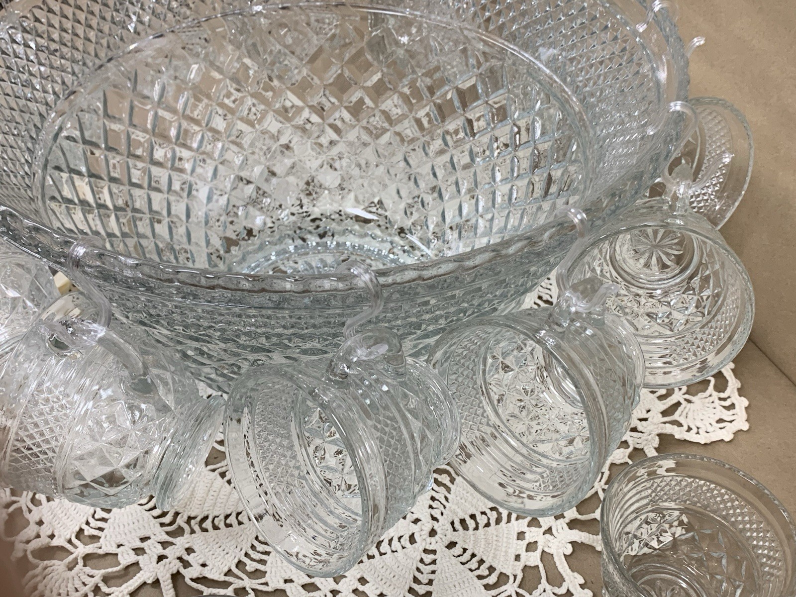 Vintage Anchor Hocking Wexford Punch Bowl Set With 17 Cups Hooks & Ladle