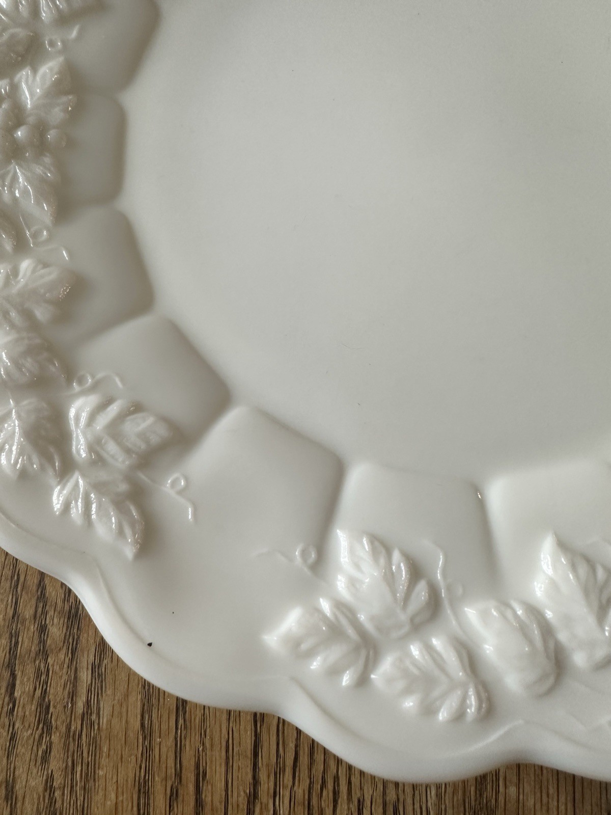 Westmoreland Milk Glass Grape Paneled Dinner Plate Excellent condition 10”