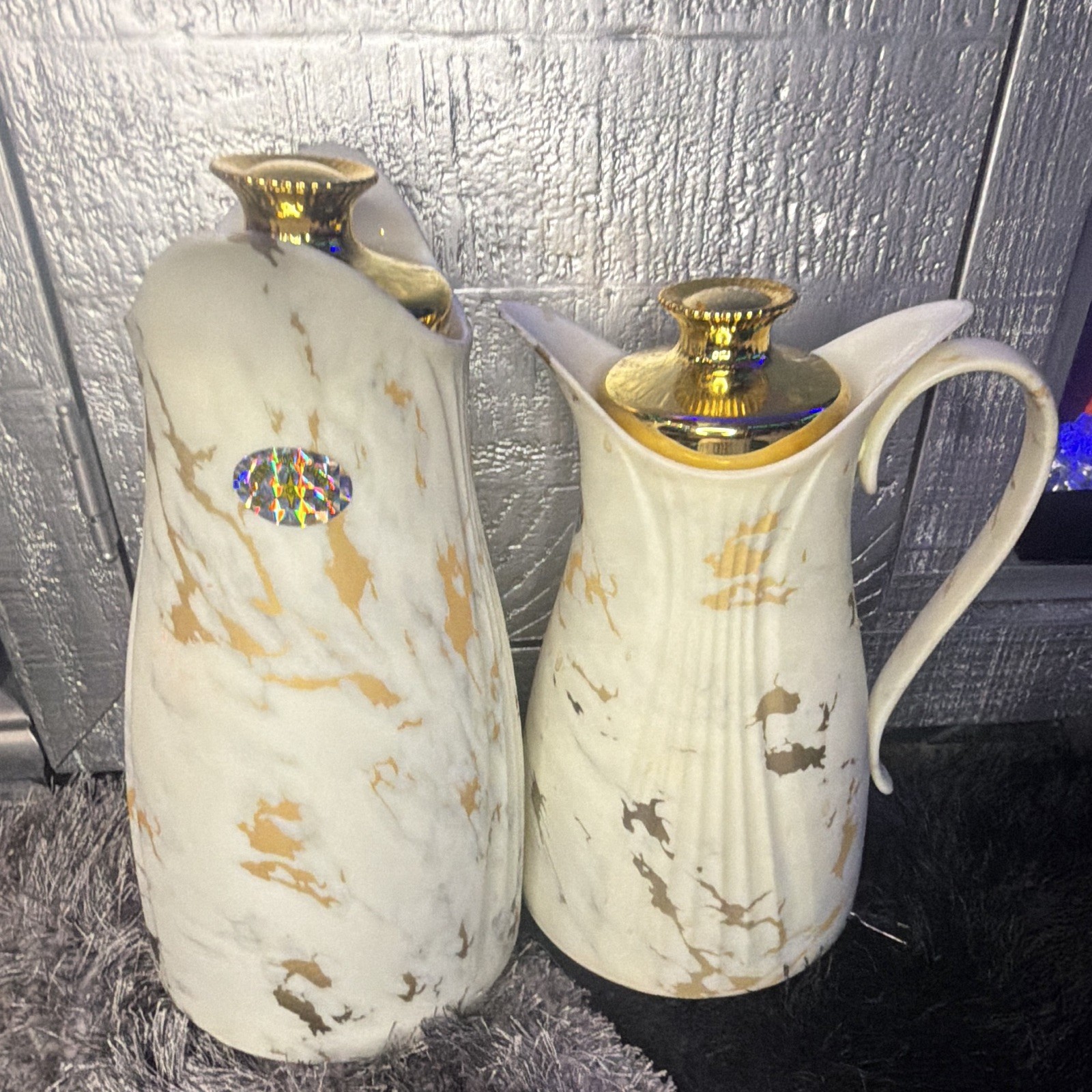 Unmarked 2pc Ceramic Marble Pitcher Set Glossy Gold Lids 0.7L/1.0L
