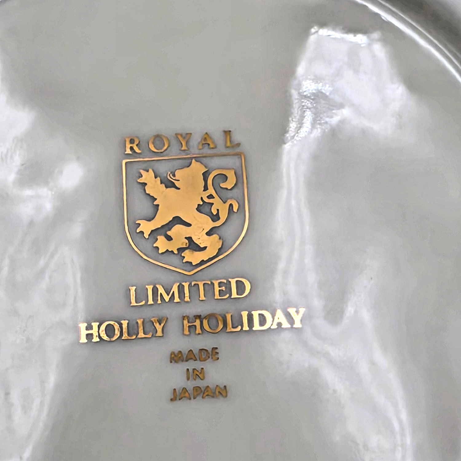 Royal Limited Holly Holiday 5.5″ Porcelain Fruit Bowls Set 4 Christmas Gold Trim