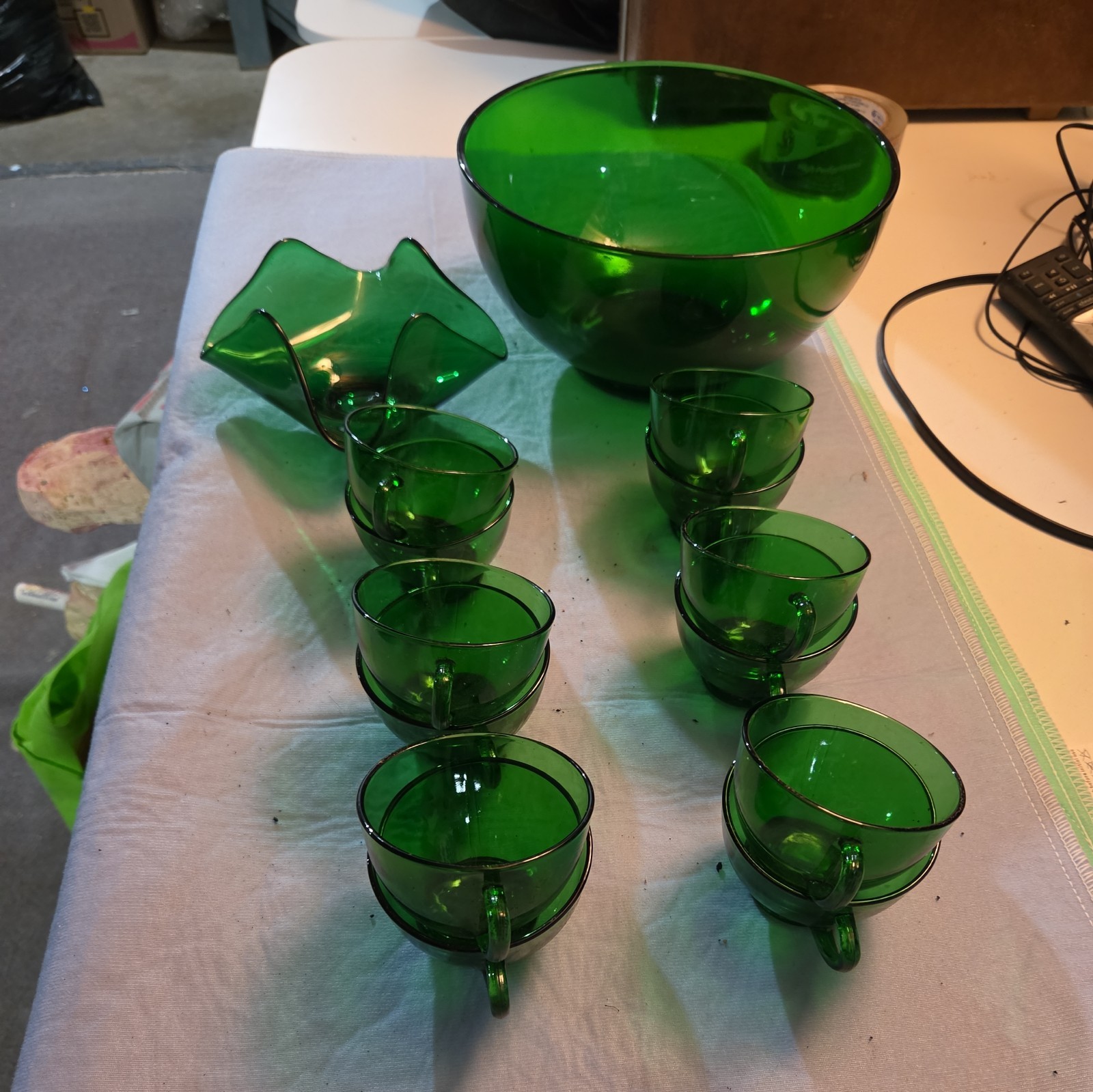 Vintage Anchor Hocking Emerald Green Punch Bowl Set With 12 Cups