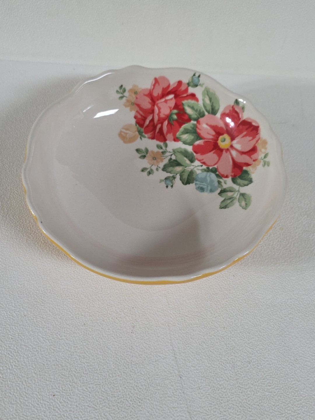 Pioneer Woman Soup Pasta Bowl Yellow& White with Red Blue Yellow Flowers 7.25″