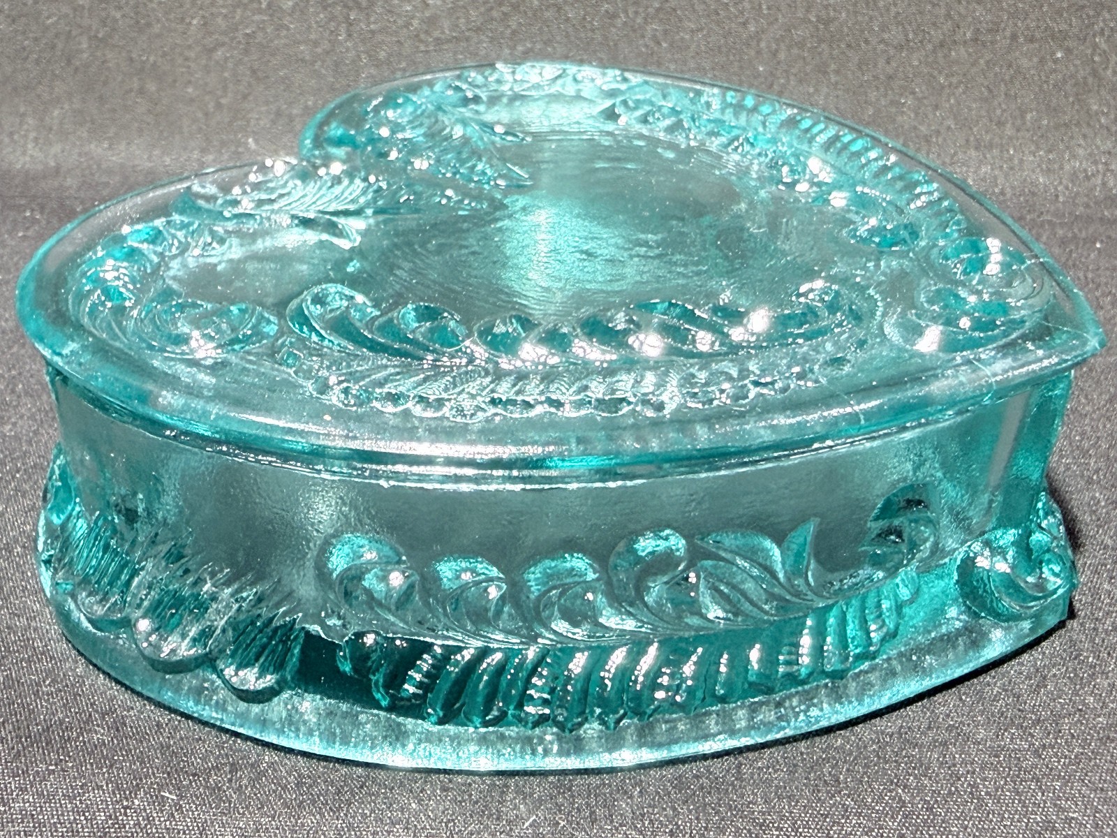 Green Vaseline Uranium art glass Heart Powder makeup box candy dish jewelry glow