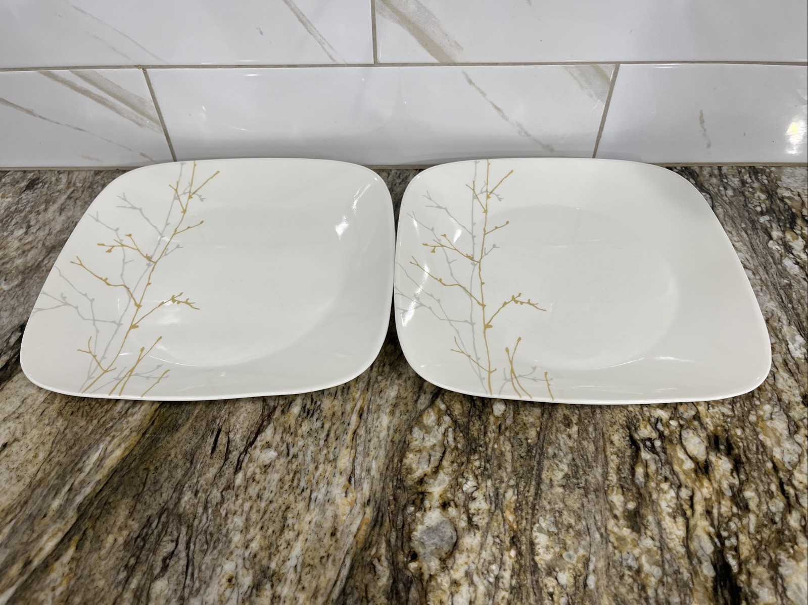 2 Corelle Market Street New York GILDED WOODS Square 10 1/2″ Dinner Plates 🇺🇸