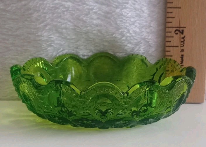 VINTAGE L E SMITH OLIVE GREEN MOON & STARS GLASS MINI BOWL SET