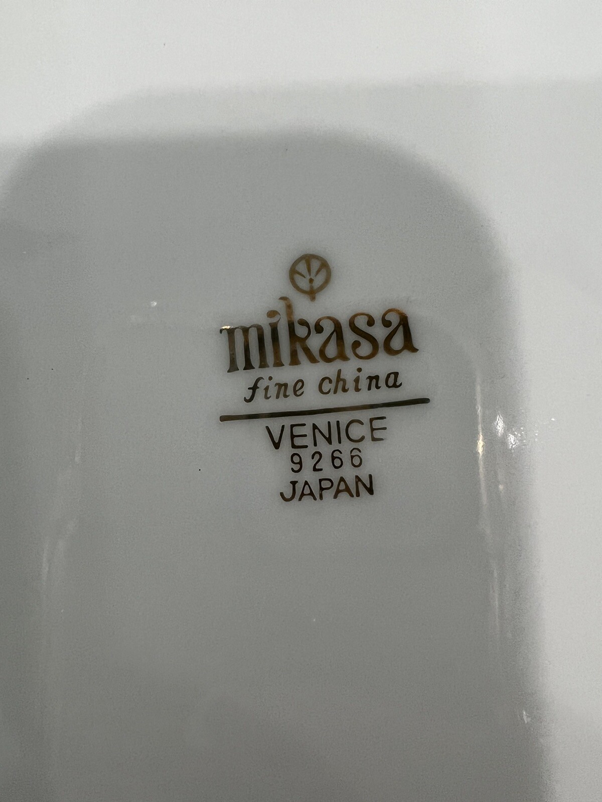 Mikasa Fine China Venice #9266 Dinner Plate 10-1/4″ White Gold Scalloped Edge