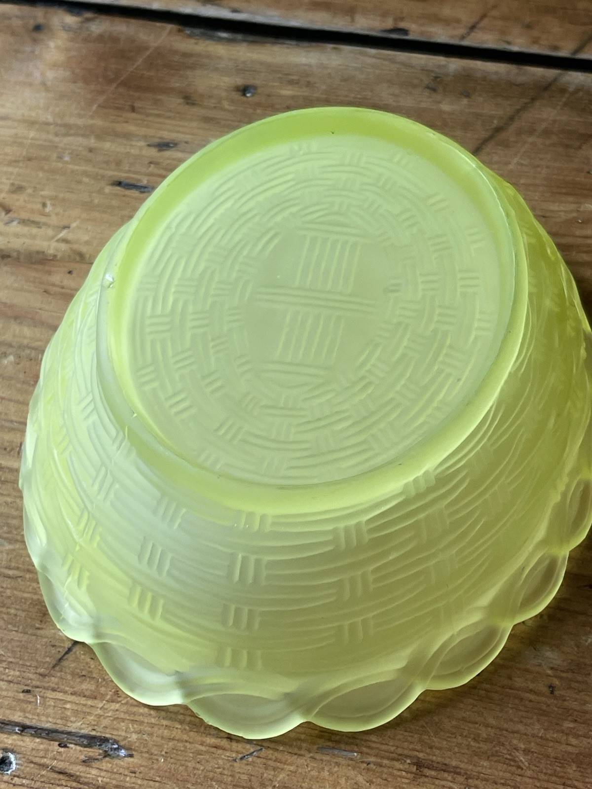 HEN ON NEST 7″ YELLOW FROSTED VASELINE URANIUM GLASS Canary BASKET WEAVE BASE