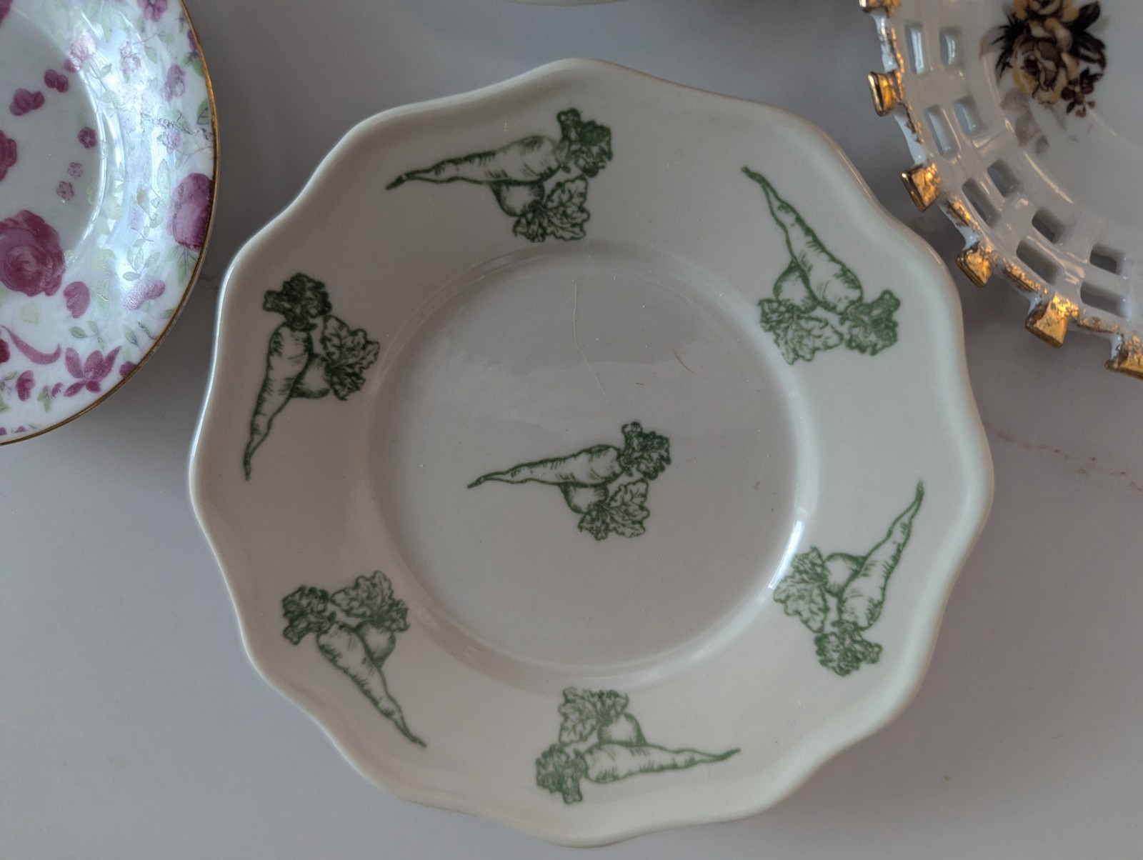 4 Shabby Cottage Vintage Mismatched Decorative Floral Plates Gallery Wall