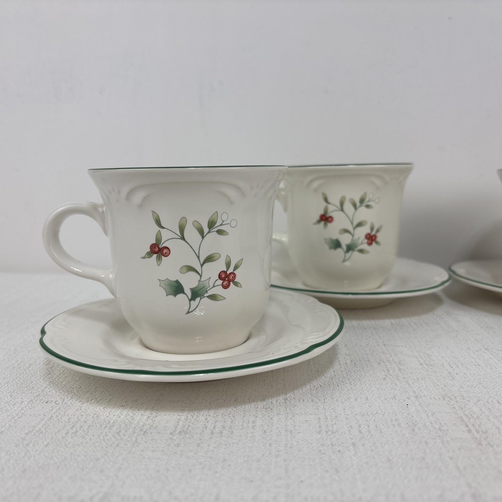 Pfaltzgraff “Winterberry” Coffee Cup Mug & Saucer Set Of 4 Christmas Holiday