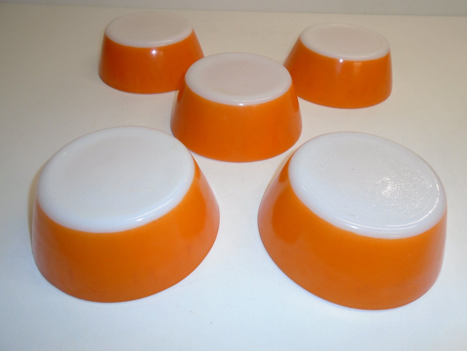 Vintage FEDERAL (5″) ORANGE GLASS BOWLS – Matched set of five (5) – PRISTINE!