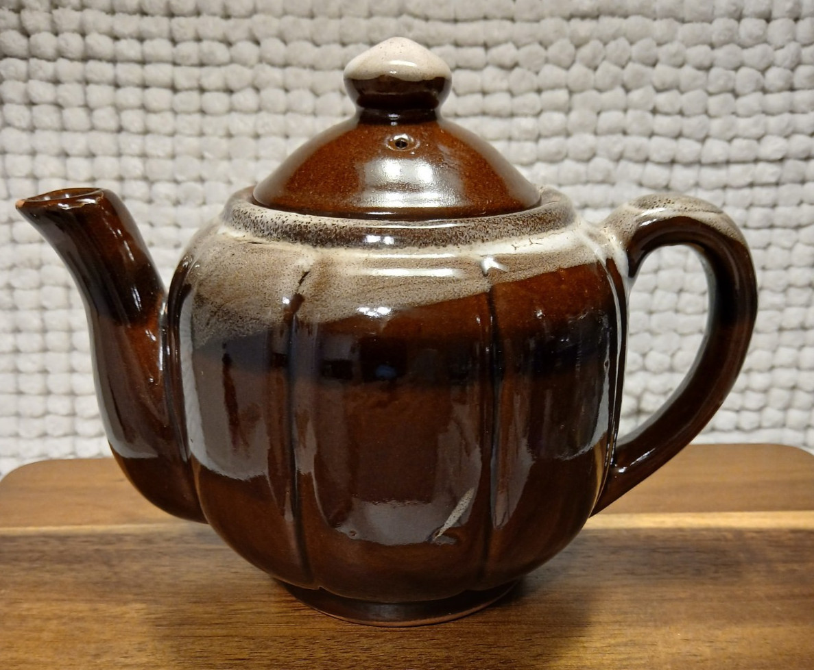 VINTAGE BROWN DRIP GLAZE POTTERY TEA POT w/RIBS DESIGN