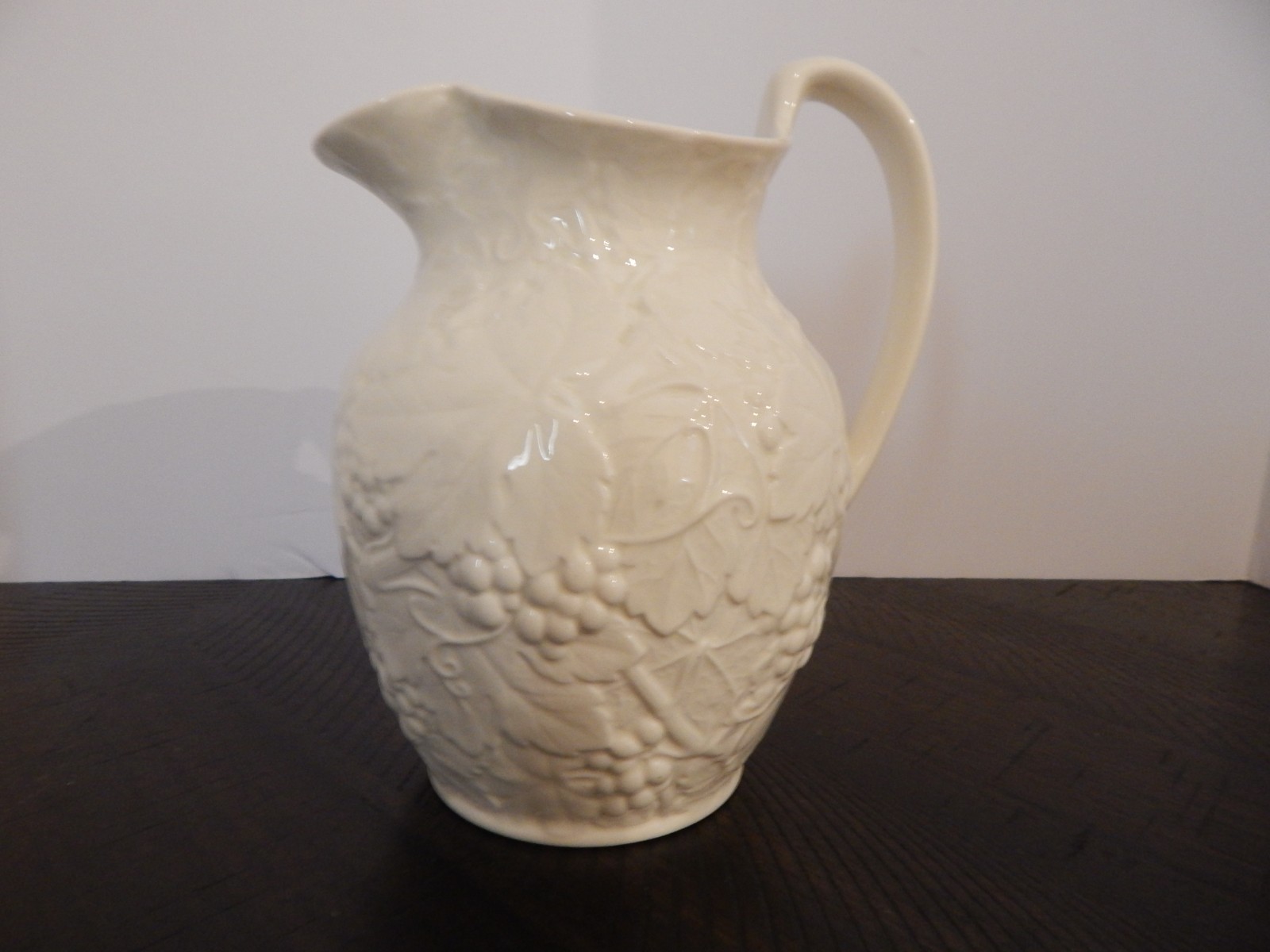 VTG Wedgwood Etruria & Barlaston 6½” Grapevine Ivory White Pitcher England JB2C