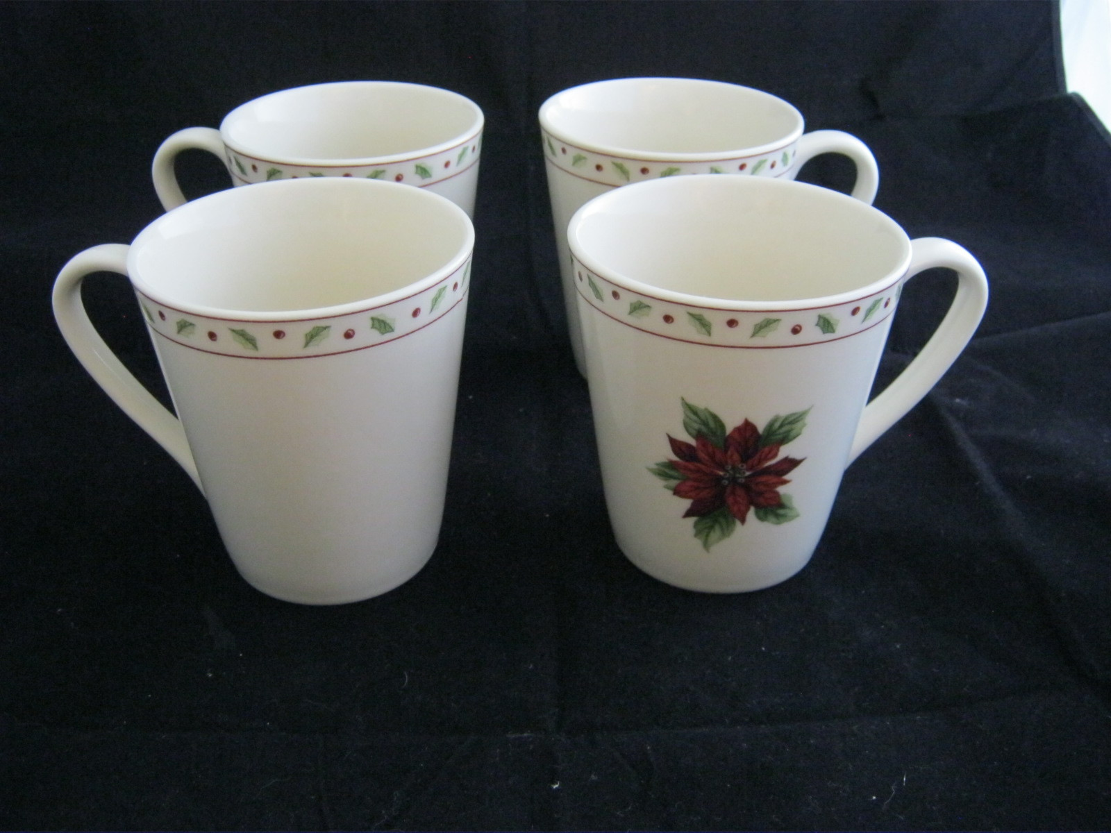 Merry Brite HOLIDAY HOME Christmas 4-10 oz Coffee Tea Cocoa Mugs Disc’d EC 1