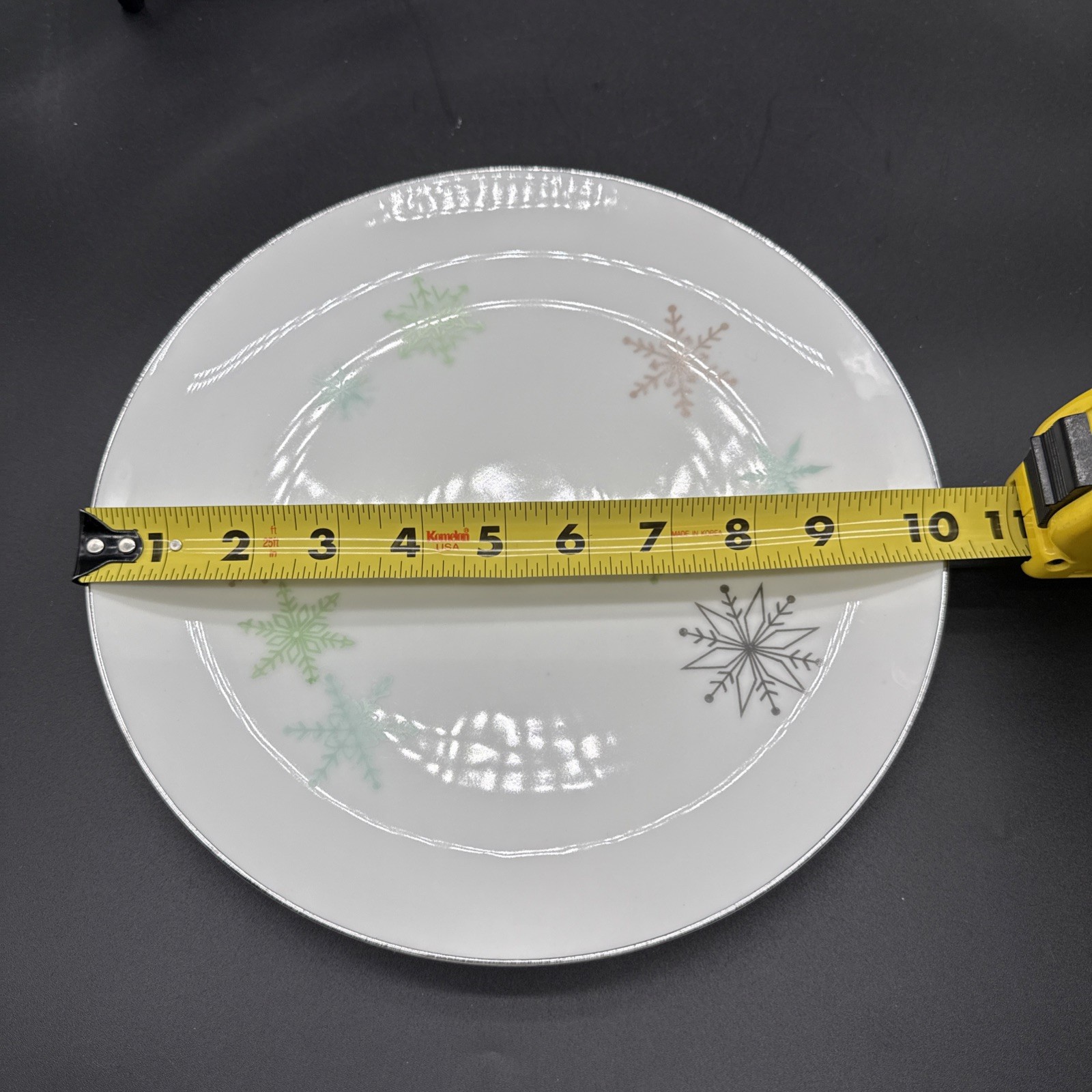 Fine china dinnerware set in ‘Snowflake’ pattern by Harmony House