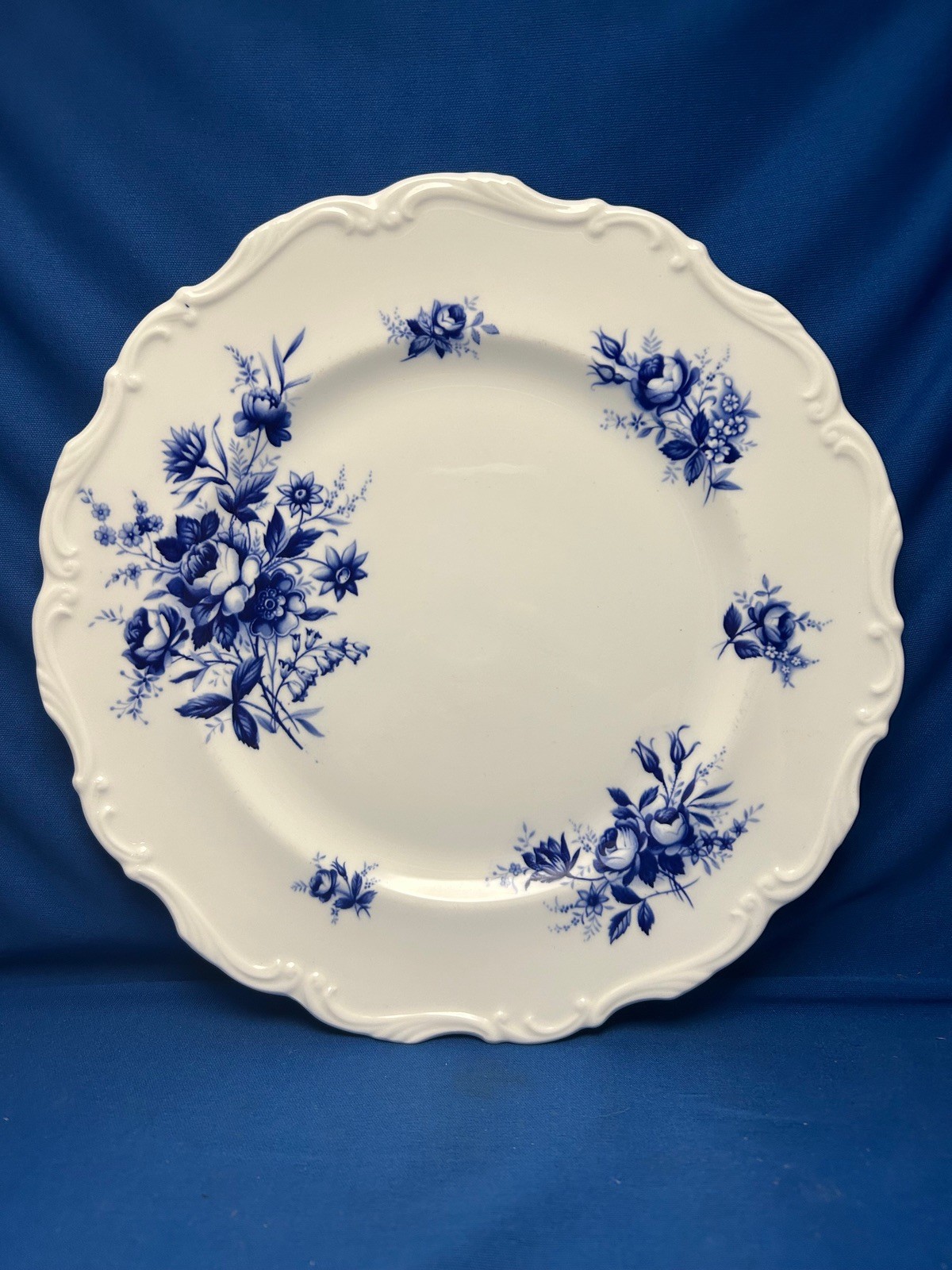 ROYAL ALBERT, CONNOISSEUR- SET OF 4 DINNER PLATES ENGLISH BONE CHINA BLUE WHITE
