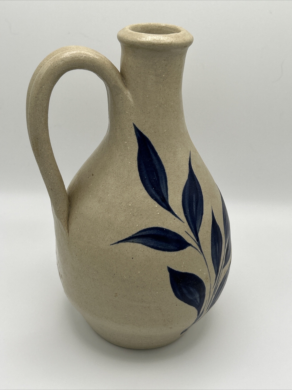 Williamsburg Pottery 7″ Cobalt Tan Gray Salt Glaze Pitcher Vase Jug Blue Leaves