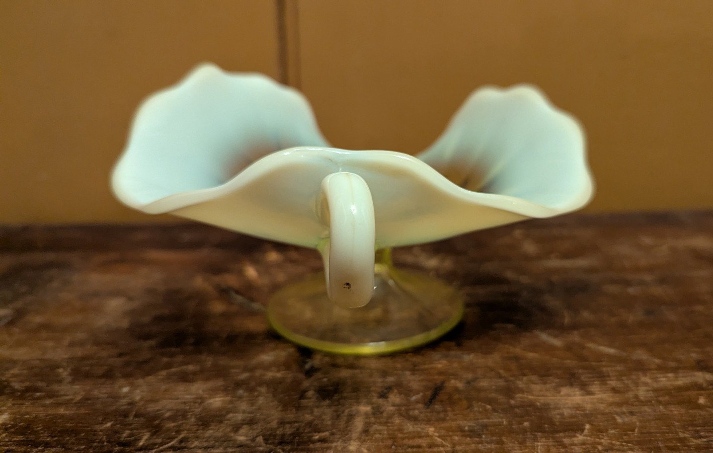 VTG Dugan LEAF RAYS Opalescent Vaseline Glass Triangular Dish Uranium Nappy