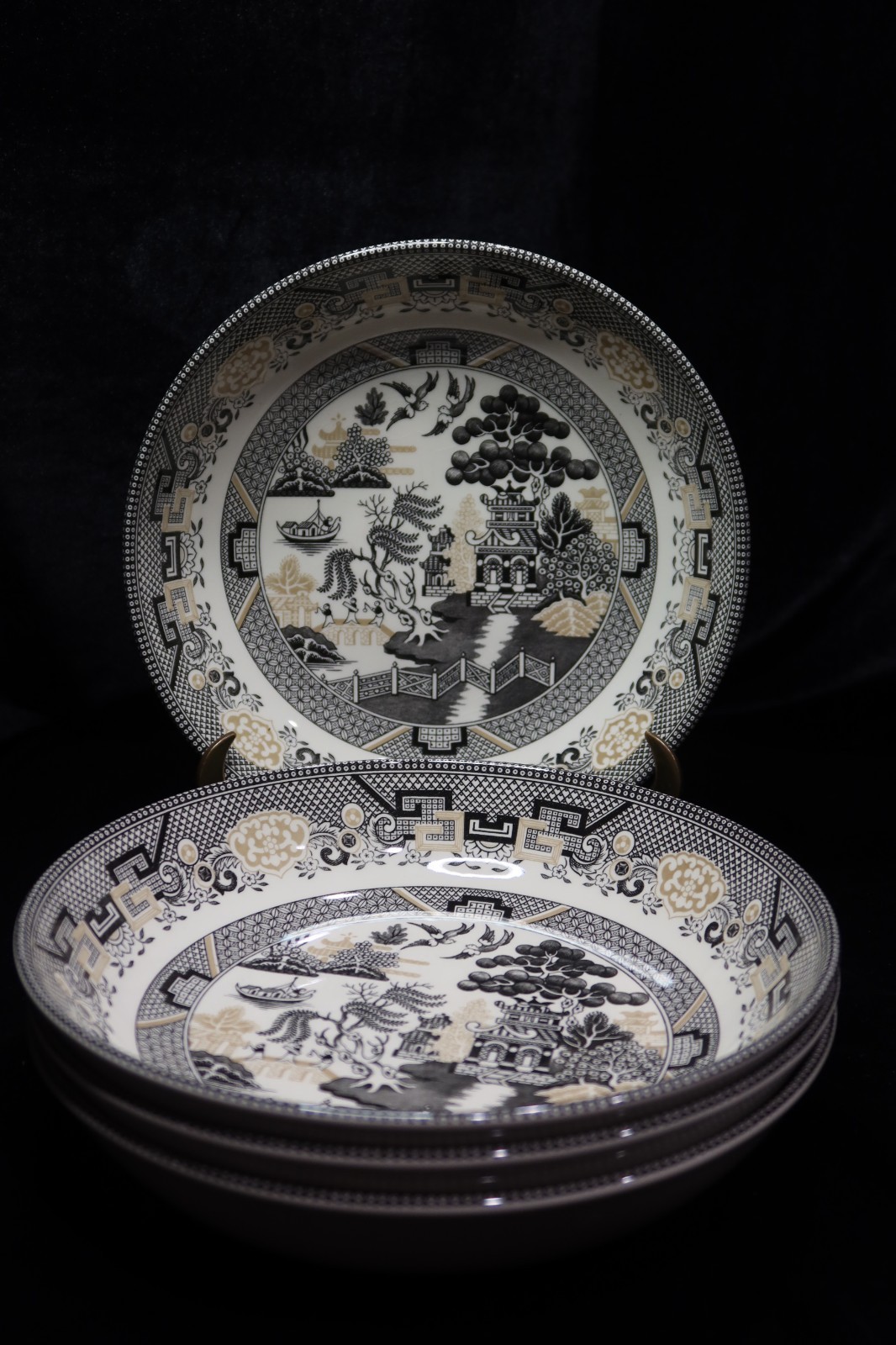 ROYAL STAFFORD WILLOW BLACK & GOLD WILLOW SCENE 4 PASTA SOUP BOWLS 8 3/4″ WIDE