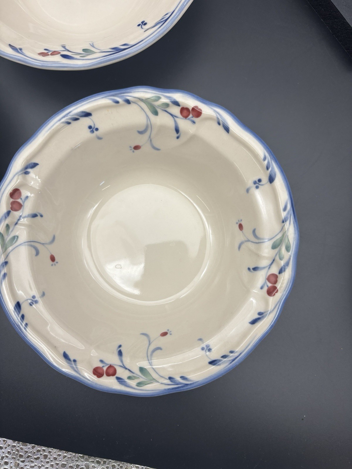 4 Epoch Berry Grove Rimmed Soup Bowls VTG Red Berries Blue Scalloped Discontinue