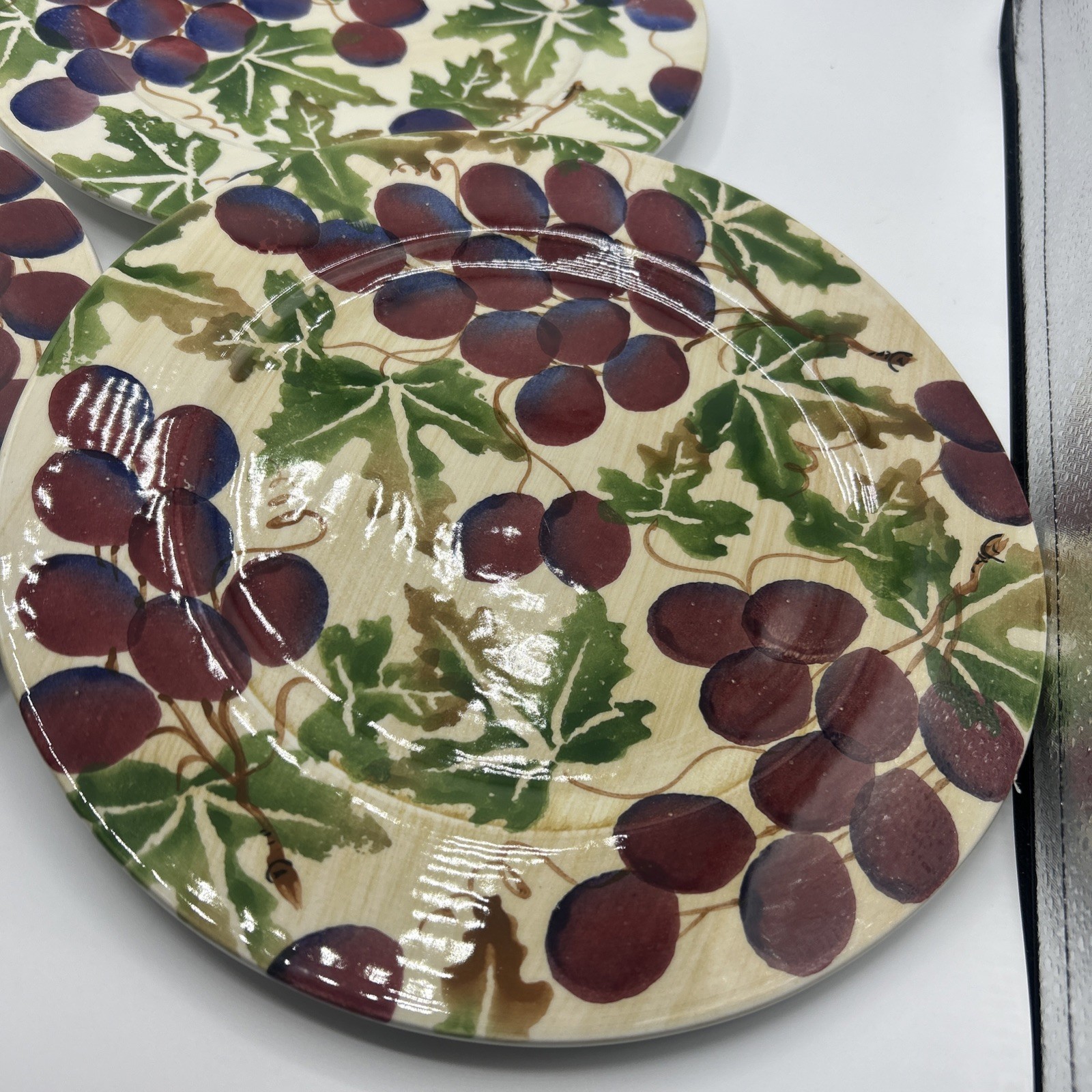 Italy La Ceramica VBC Nove Handpainted 11″ Plate With Grapes Vines And Leaves