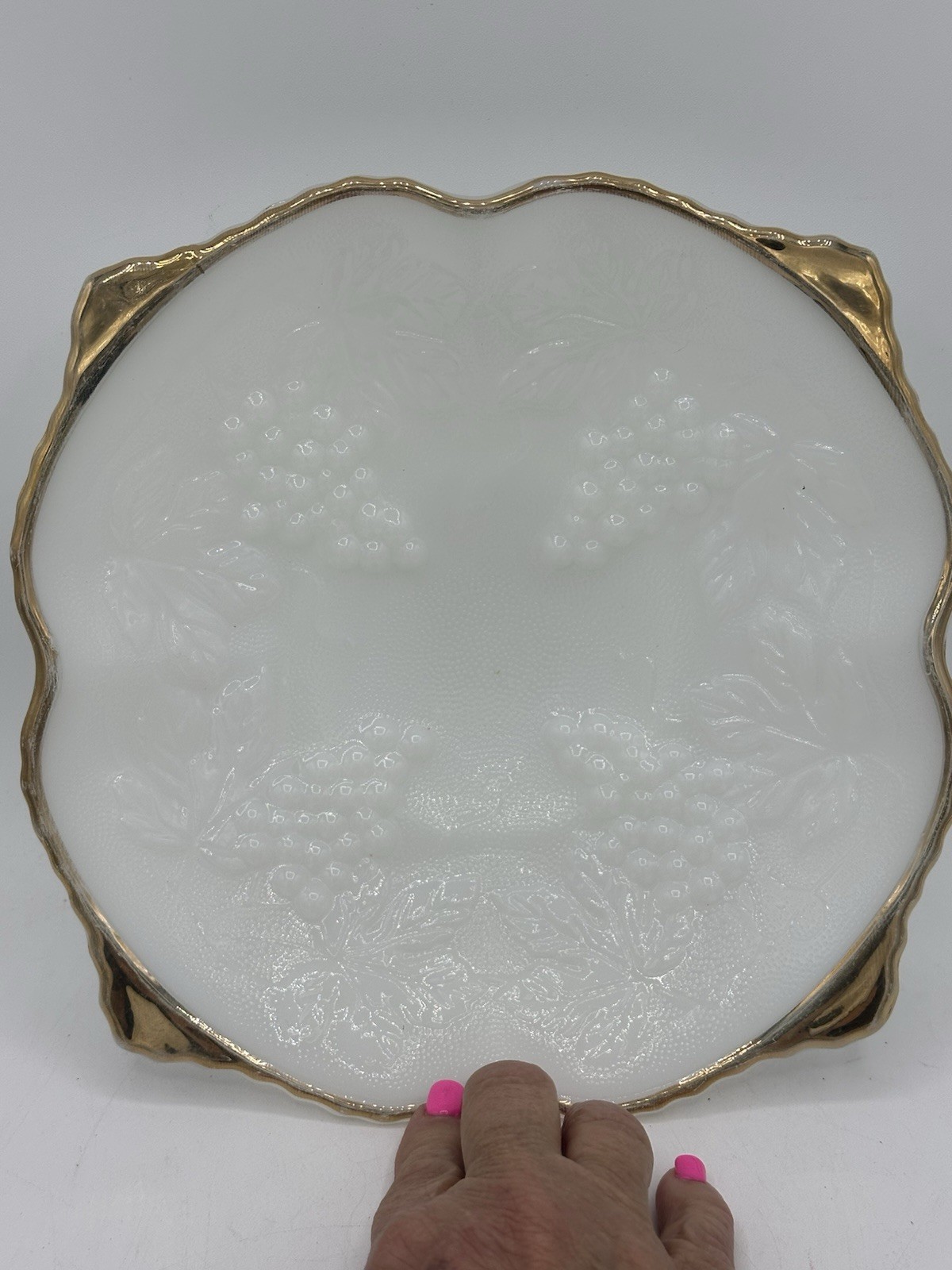 ANCHOR HOCKING FIRE KING MILK GLASS GRAPES PEDESTAL 10″ SQUARE BOWL Gold Trim