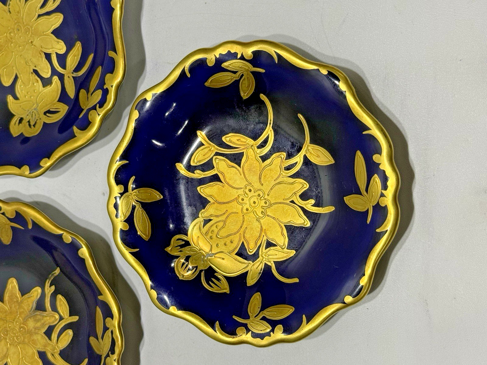 3 VTG GERMAN JLMENAU GRAF VON HENNEBERG ECHT KOBALT PORCELAIN 4.25″
